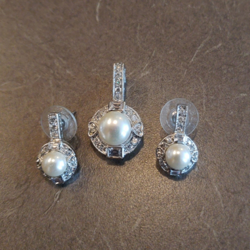 Matching necklace pendant and earrings